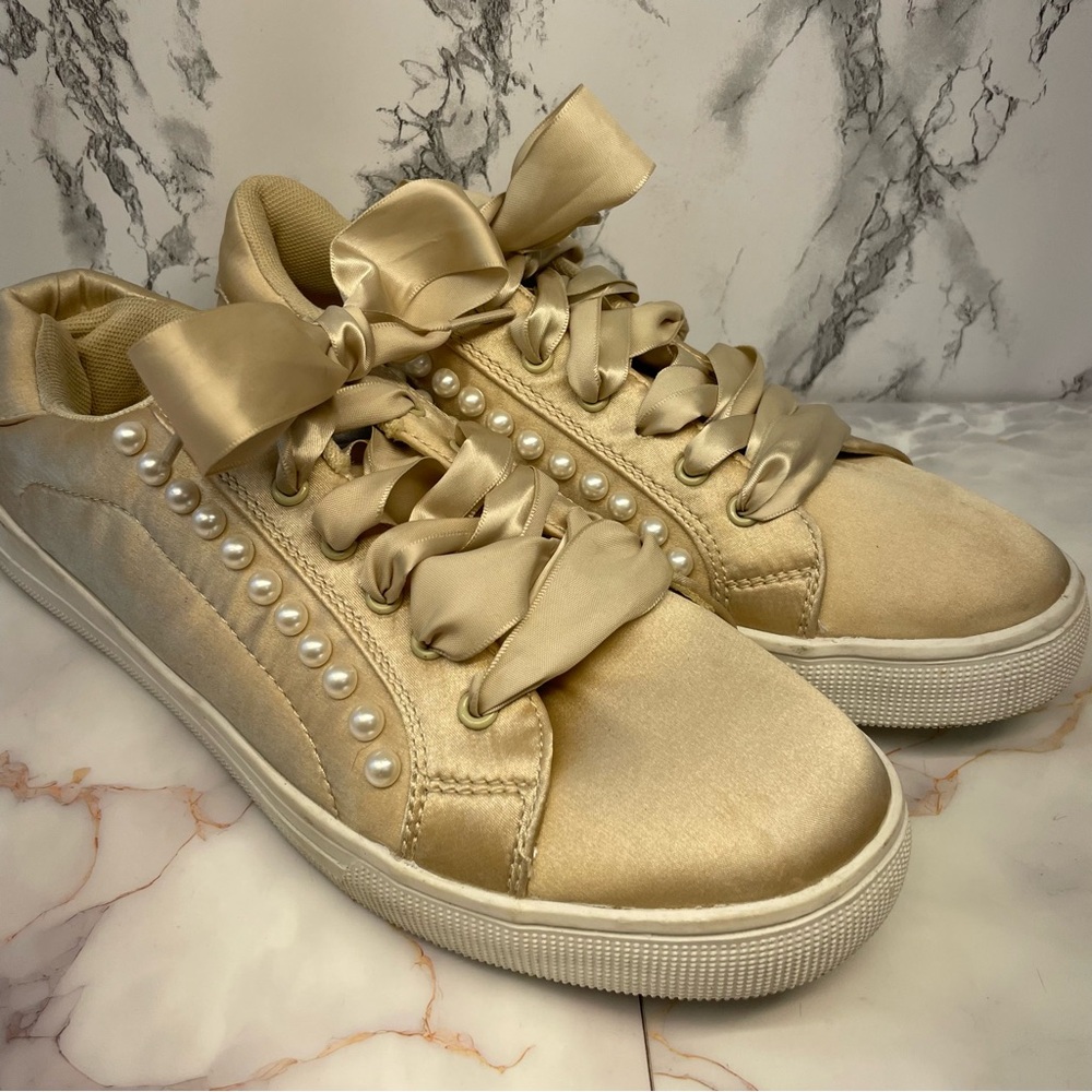 Luxurious Gold Sneakers with Playful Bow and Sporty Design